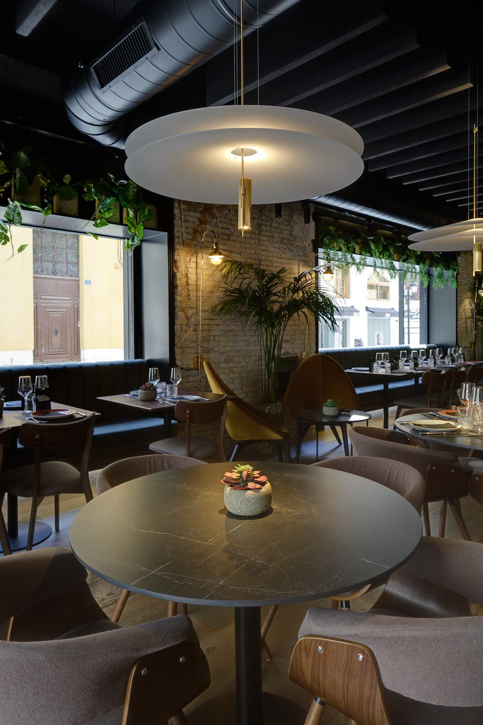 Eat & Speak feature Vibia light