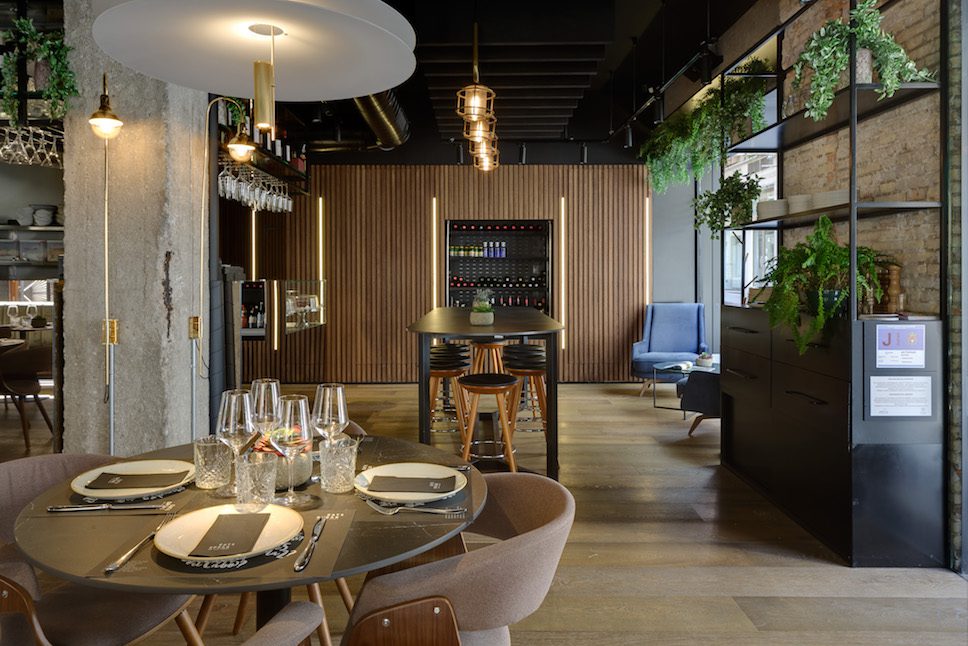 Eat & Speak restaurant in Spain