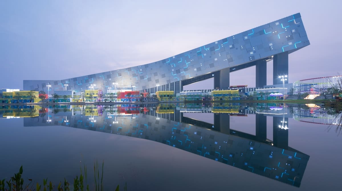 CLOU Architects devise a shopping center that fuses retail, leisure and sport in an immersive snow-themed environment.